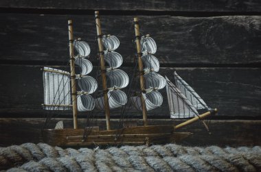 Yelkenli ve ahşap Kaptan tablo arka plan üzerinde ip demirleme. Deniz seyahat kavramı.
