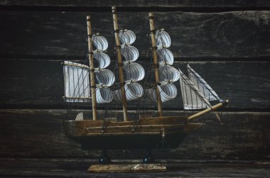 Yelkenli ahşap Kaptan tablo arka plan üzerinde. Deniz seyahat kavramı.