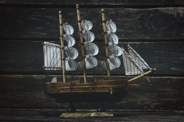 Yelkenli ahşap Kaptan tablo arka plan üzerinde. Deniz seyahat kavramı.