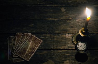Tarot kartları fortune teller tablo ışıkları yanan mum arka plan. Futune okuma kavramı. Kehanet.