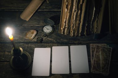Tarot kartları kopyalama alanı mockup'fortune teller tabloda ışıkları yanan mum arka plan ile. Futune okuma kavramı. Kehanet.