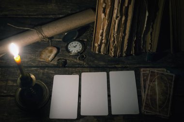 Tarot kartları kopyalama alanı mockup'fortune teller tabloda ışıkları yanan mum arka plan ile. Futune okuma kavramı. Kehanet.