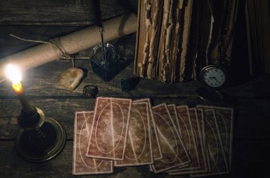 Tarot kartları fortune teller tablo ışıkları yanan mum arka plan. Futune okuma kavramı. Kehanet.