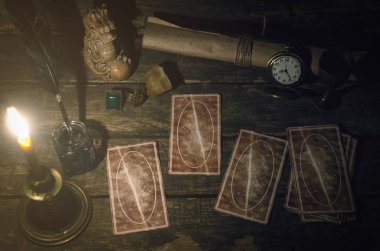 Tarot kartları fortune teller tablo ışıkları yanan mum arka plan. Futune okuma kavramı. Kehanet.