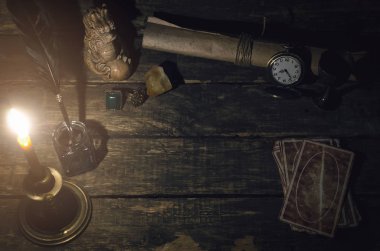 Tarot kartları fortune teller tablo ışıkları yanan mum arka plan. Futune okuma kavramı. Kehanet.
