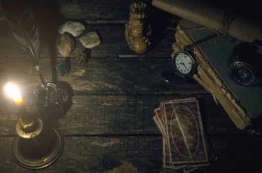 Tarot kartları fortune teller tablo ışıkları yanan mum arka plan. Futune okuma kavramı. Kehanet.