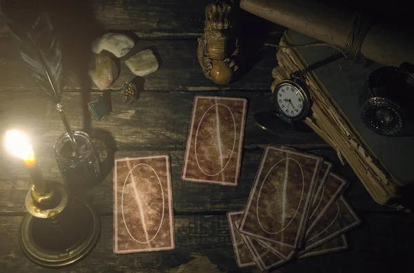Tarotkarten Auf Dem Tisch Der Wahrsagerin Licht Brennender Kerzen Zukunftslesekonzept — Stockfoto