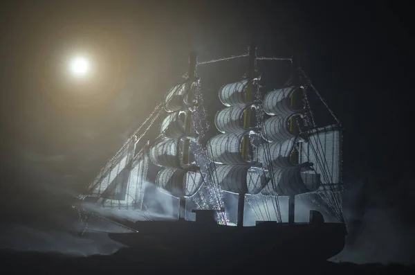 Корабель Піратського Привида Нічному Димчастому Морському Фоні — стокове фото