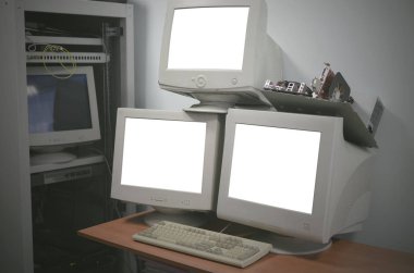 Boş ekran bilgisayar monitörleri ile kopya alanı sunucu odası tablo.