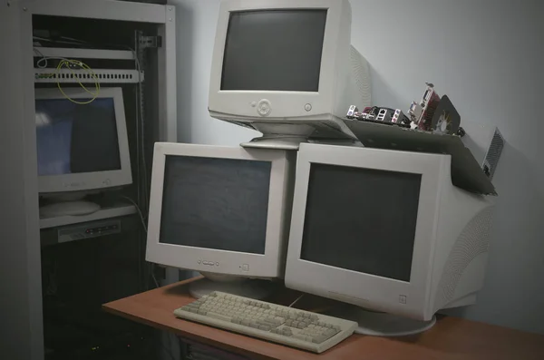 Sunucu Odası Tabloda Boş Ekran Bilgisayar Ekranlarında — Stok fotoğraf
