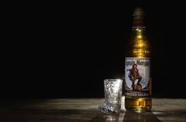 Kurgan, Rusya 20 Ocak 2019: ROM - Captain Morgan masanın üzerine altın orijinal baharatlı.