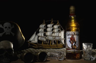 Kurgan, Rusya 20 Ocak 2019: ROM - Captain Morgan masanın üzerine altın orijinal baharatlı.