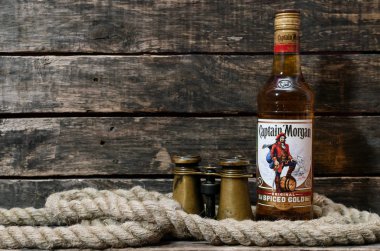 Kurgan, Rusya 20 Ocak 2019: ROM - Captain Morgan masanın üzerine altın orijinal baharatlı.