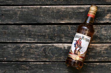 Kurgan, Rusya 20 Ocak 2019: ROM - Captain Morgan masanın üzerine altın orijinal baharatlı.