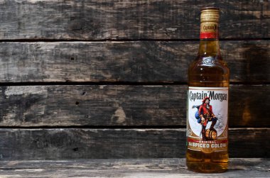 Kurgan, Rusya 20 Ocak 2019: ROM - Captain Morgan masanın üzerine altın orijinal baharatlı.