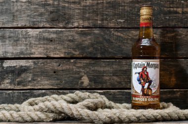 Kurgan, Rusya 20 Ocak 2019: ROM - Captain Morgan masanın üzerine altın orijinal baharatlı.