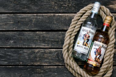 Kurgan, Rusya 20 Ocak 2019: Rum - Kaptan Morgan altın orijinal ve Kaptan Morgan beyaz Rum masada baharatlı.