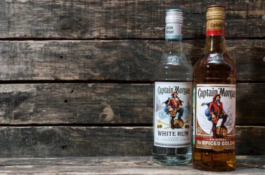 Kurgan, Rusya 20 Ocak 2019: Rum - Kaptan Morgan altın orijinal ve Kaptan Morgan beyaz Rum masada baharatlı.