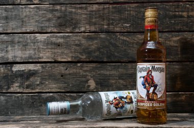 Kurgan, Rusya 20 Ocak 2019: Rum - Kaptan Morgan altın orijinal ve Kaptan Morgan beyaz Rum masada baharatlı.
