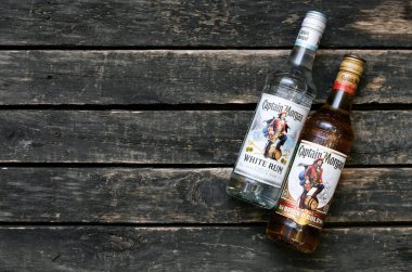 Kurgan, Rusya 20 Ocak 2019: Rum - Kaptan Morgan altın orijinal ve Kaptan Morgan beyaz Rum masada baharatlı.