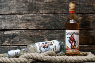 Kurgan, Rusya 20 Ocak 2019: Rum - Kaptan Morgan altın orijinal ve Kaptan Morgan beyaz Rum masada baharatlı.