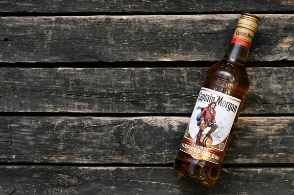 Kurgan, Rusya 20 Ocak 2019: ROM - Captain Morgan masanın üzerine altın orijinal baharatlı.
