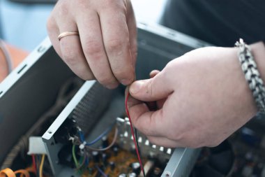 Güç kaynağı onarım. Bir bilgisayarı onarmak bilgisayar teknisyeni.