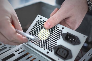 Güç kaynağı onarım. Bir bilgisayarı onarmak bilgisayar teknisyeni.