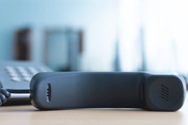 Telefon ahizesi ofis masası üzerinde döşeme. Telefon hattı meşgul.