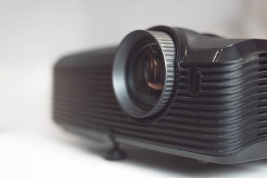 Siyah projektör bir tablo. Ev film tiyatro kavramı arka plan.