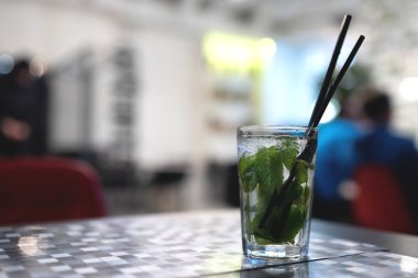 Taze mojito buz bir restoran tablo ile kokteyl.