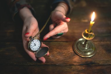 Pirinç cep saatini okları bir neredeyse on iki saat içinde bir el ile bir kadın. Zaman bir sır söyle ya da uyumak için yatağa.