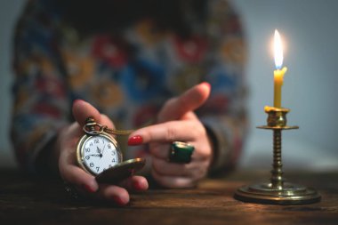 Pirinç cep saatini okları bir neredeyse on iki saat içinde bir el ile bir kadın. Zaman bir sır söyle ya da uyumak için yatağa.