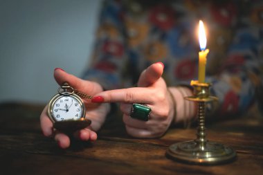 Pirinç cep saatini okları bir neredeyse on iki saat içinde bir el ile bir kadın. Zaman bir sır söyle ya da uyumak için yatağa.