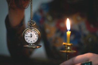 Pirinç cep saatini okları bir neredeyse on iki saat içinde bir el ile bir kadın. Zaman bir sır söyle ya da uyumak için yatağa.