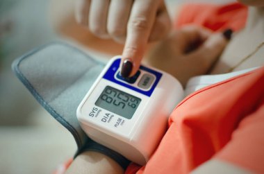 Bir kadın elde Tonometer. Tansiyon ölçme kavramı.