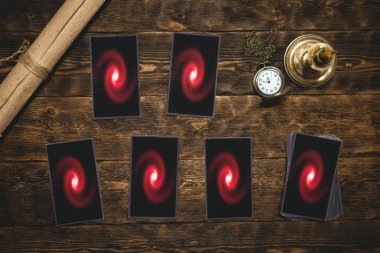 Falcı Tarot kartları arka plan masa. Gelecekteki okuma kavramı.