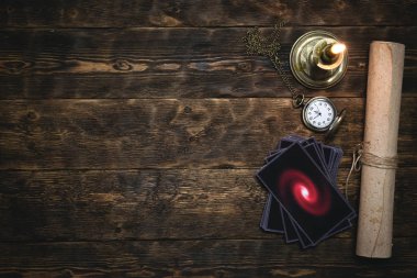 Falcı Tarot kartları arka plan kopya alanı ile masa. Gelecekteki okuma kavramı.