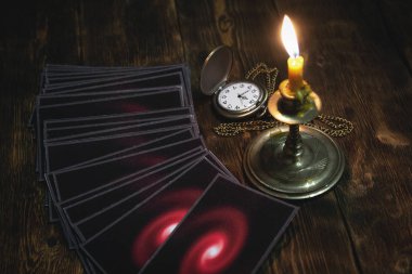 Falcı Tarot kartları arka plan masa. Gelecekteki okuma kavramı.