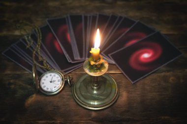 Falcı Tarot kartları arka plan masa. Gelecekteki okuma kavramı.