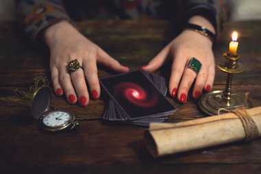 Tarot kartları ve bir kadın falcı. Gelecekteki okuma kavramı. Kehanet.