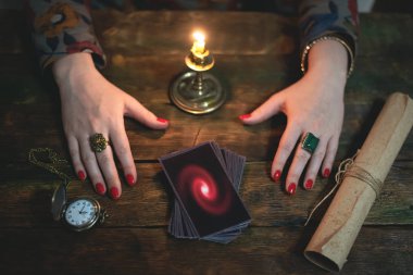 Tarot kartları ve bir kadın falcı. Gelecekteki okuma kavramı. Kehanet.