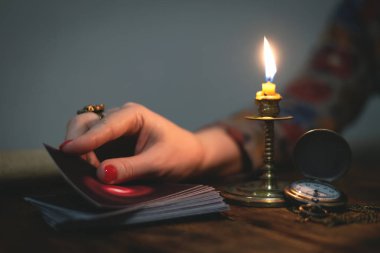 Tarot kartları ve bir kadın falcı. Gelecekteki okuma kavramı. Kehanet.