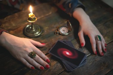 Tarot kartları ve bir kadın falcı. Gelecekteki okuma kavramı. Kehanet.