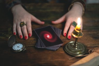 Tarot kartları ve bir kadın falcı. Gelecekteki okuma kavramı. Kehanet.
