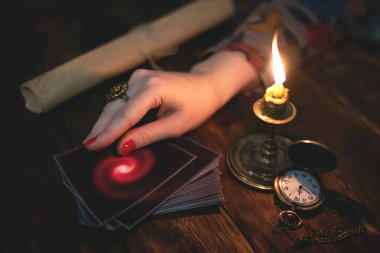 Tarot kartları ve bir kadın falcı. Gelecekteki okuma kavramı. Kehanet.