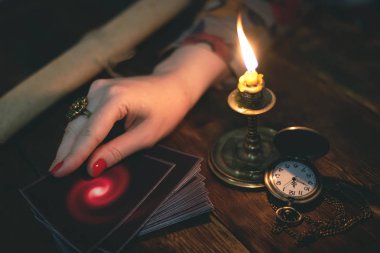 Tarot kartları ve bir kadın falcı. Gelecekteki okuma kavramı. Kehanet.
