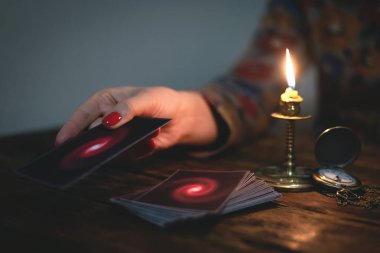Tarot kartları ve bir kadın falcı. Gelecekteki okuma kavramı. Kehanet.