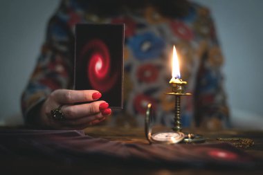 Tarot kartları ve bir kadın falcı. Gelecekteki okuma kavramı. Kehanet.