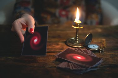 Tarot kartları ve bir kadın falcı. Gelecekteki okuma kavramı. Kehanet.